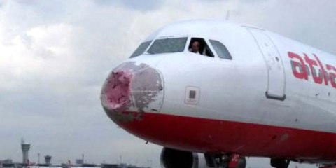 Şiddetli Doluda Hasar Gören Uçağı İstanbul'a İndiren Pilota, Rusya Talip Oldu