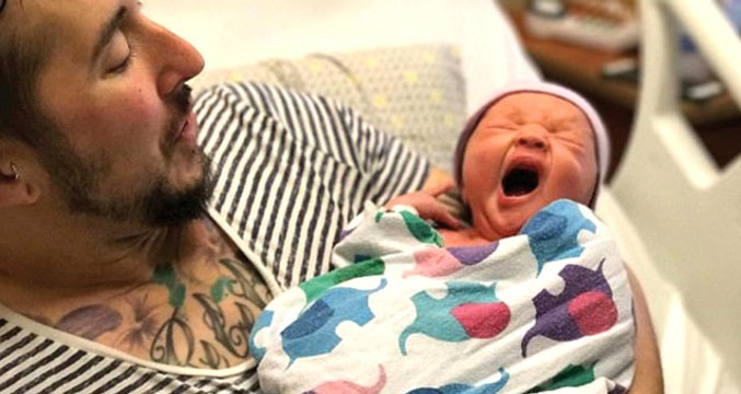 Cinsiyet Değiştirip Erkek Olan Kadın Doğum Yaptı