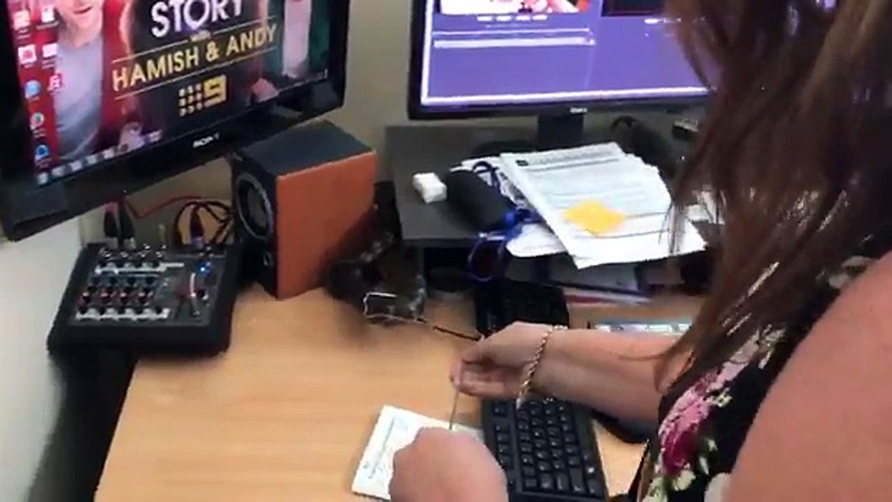 Cobra é retirada de trás de computador numa redação de TV na Austrália