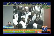 Shahid Khakan Abasi Trying to attaing attension of Shah Mehmood Qureshi but Failed