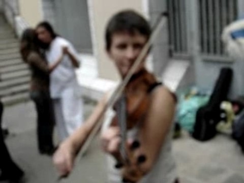 Mazurka Assis sur le bord du lit