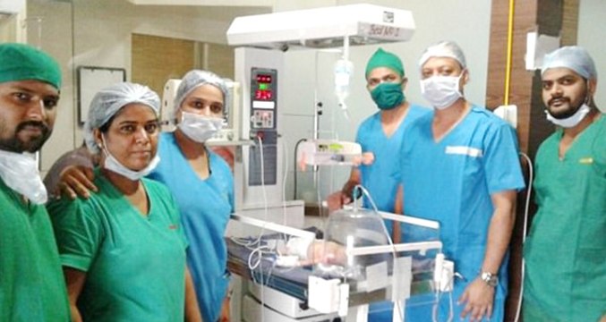 Hindistan'da Dünyaya Gelen Bebek, İkiz Kardeşini Karnında Taşıyarak Doğdu