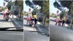 Apenas uma jovem loira de férias em Creta a tentar pôr a trabalhar uma scooter... não pode!