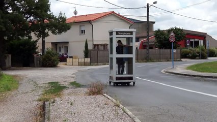 Une cabine téléphonique qui roules sur les routes !!