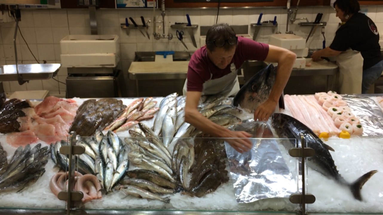 Installation de la poissonnerie "La nouvelle vague" aux halles