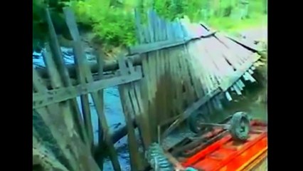 Saat Sopir Truk Terlalu Percaya Diri Di Jembatan