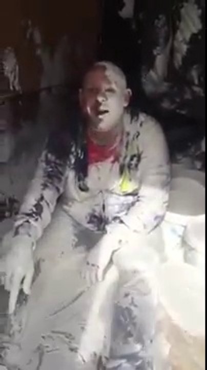 Cet ouvrier se fait recouvrir de peinture à l'arrière d'un camion !