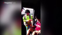 Payaso le saca unas buenas carcajadas a una familia con sus chistes