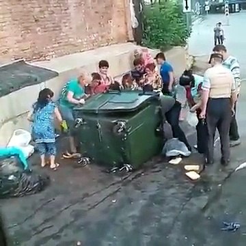 В Самаре жители набросились на мусорный бак с испорченными товарами возле супермаркета. 28.07.2017г