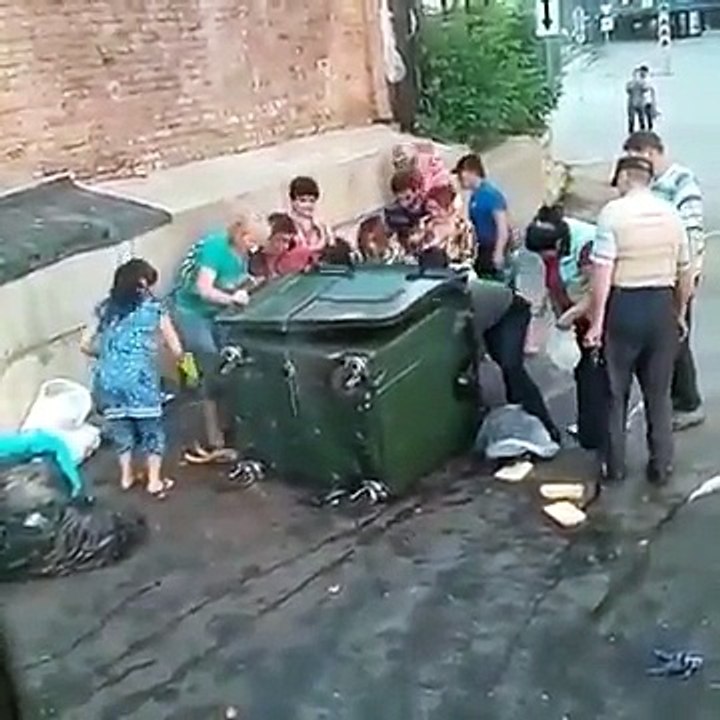 В Самаре жители набросились на мусорный бак с испорченными товарами возле супермаркета. 28.07.2017г
