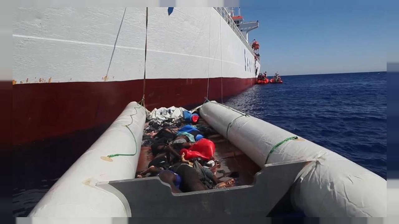 Vor der libyschen Küste: Frachter nimmt 500 Menschen auf, acht Tote