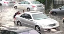 Good Samaritans Help Push Cars Through Flooded Miami Streets