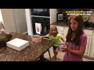 Siyahi Bir Bebeği Evlat Edinen Ailenin Öz Çocuklarına Evin Yeni Üyesini Tanıştırdığı An