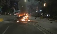 Tabrak Pembatas Jalan, Mobil Ini Hangus Terbakar