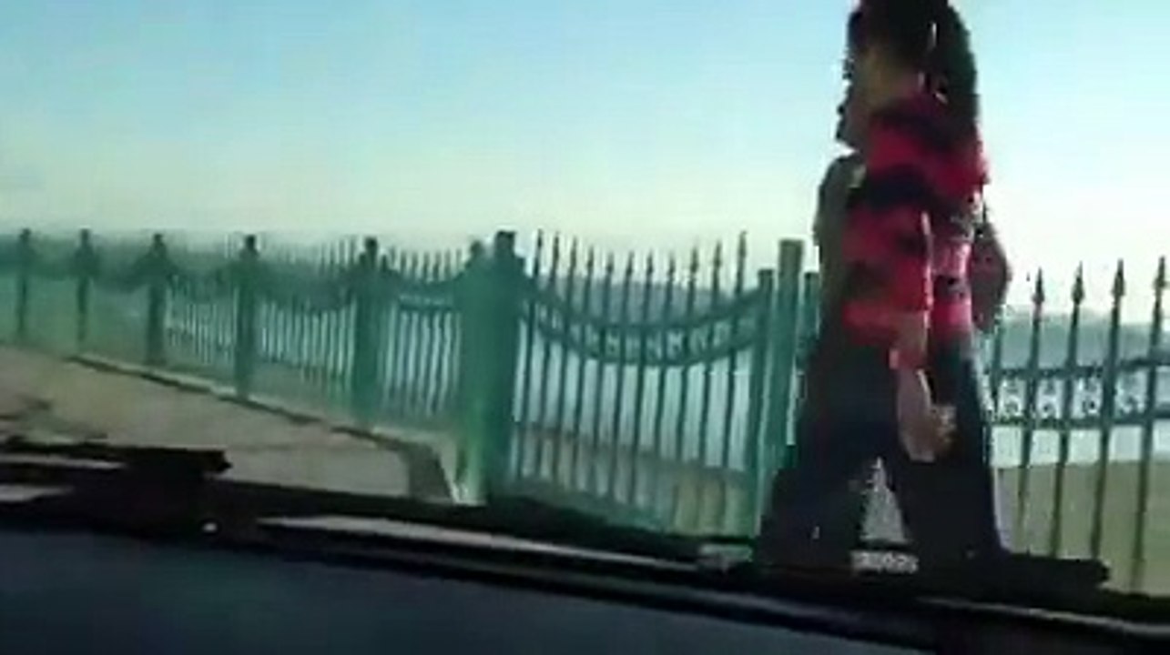 kızı görünce adamın yürüyüşü değişti