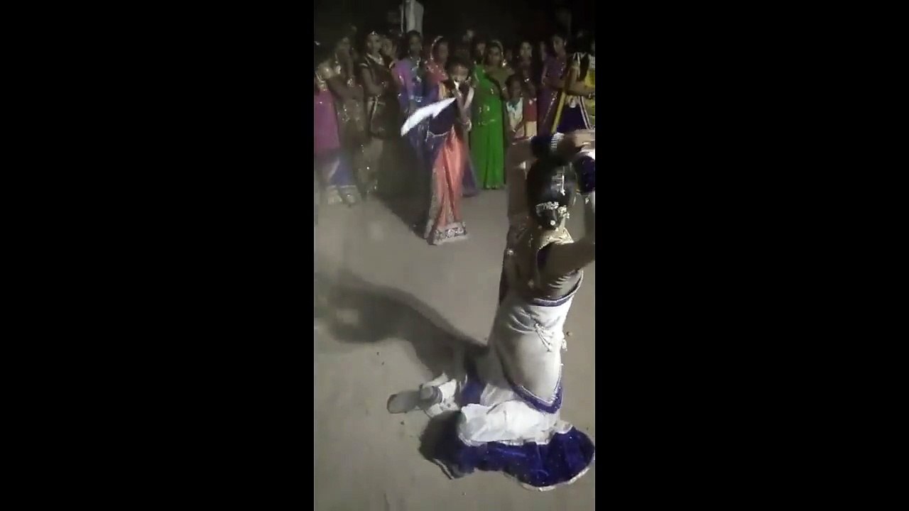 लड़कियां भी करती है खुलकर Dance-mDkHIa8OsxE