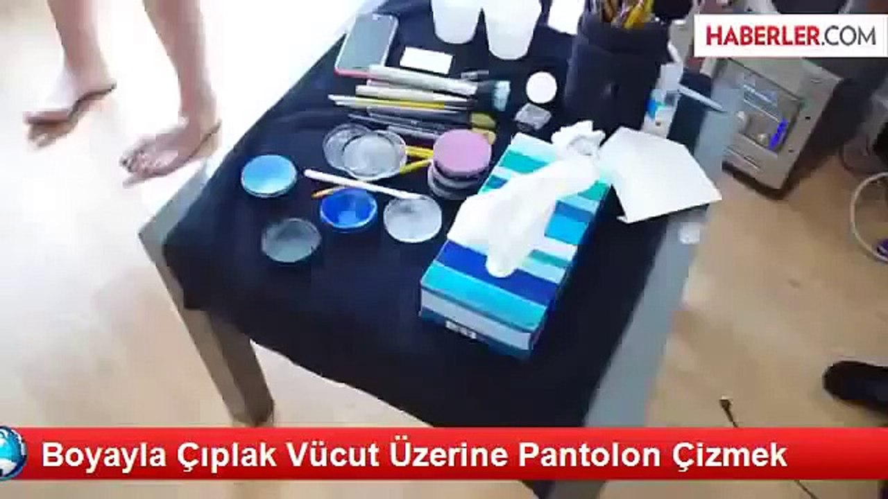 Çıplak Vucüda Pantolon Deseni Boyayıp Sokakta Gezmek