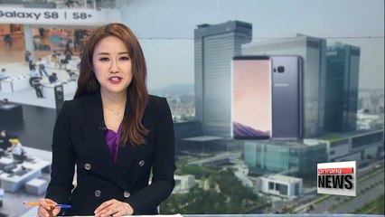 Скачать видео: Samsung Electronics defends no. 1 spot in smartphones