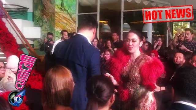 Hot News! Begini Gaya Syahrini Sambut Tamu di Hajatan Cetarnya - Cumicam 02 Agustus 2017