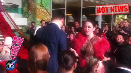 Hot News! Begini Gaya Syahrini Sambut Tamu di Hajatan Cetarnya - Cumicam 02 Agustus 2017