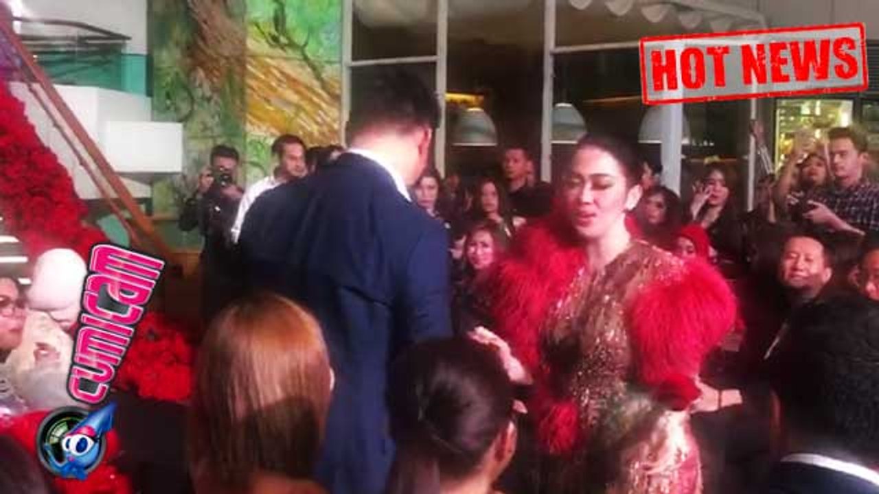 Hot News! Begini Gaya Syahrini Sambut Tamu di Hajatan Cetarnya - Cumicam 02 Agustus 2017