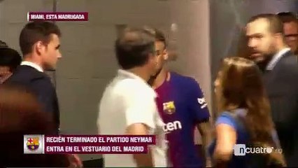 ¡Pillado! Neymar se despide del vestuario del Real Madrid y sale con dos camisetas