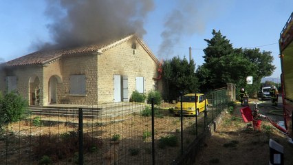 Carpentras : une maison brûle