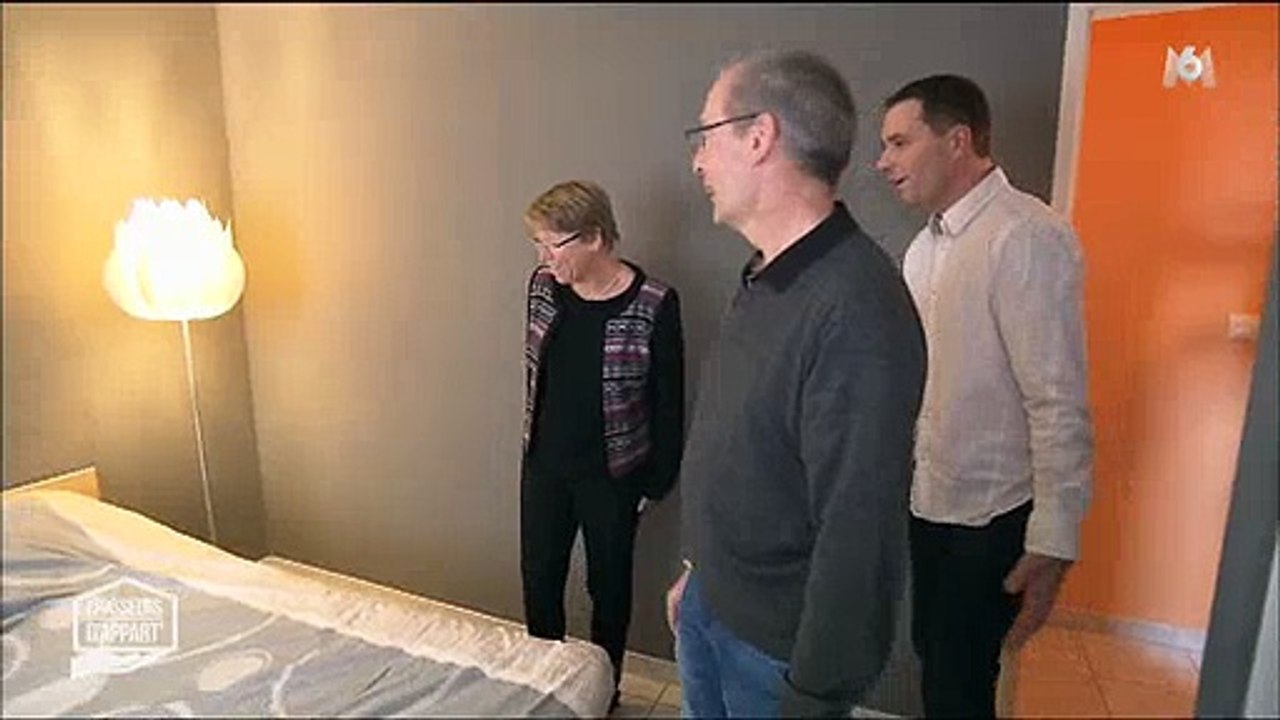 Un agent immobilier craque pendant une visite et se lance dans une bataille d'oreillers ! Regardez