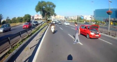 Otomobilin Motoruna Sıkışan Kedi, E-5 Trafiğini Birbirine Kattı