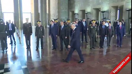 Başbakan Yıldırım'dan Anıtkabir'de fatiha
