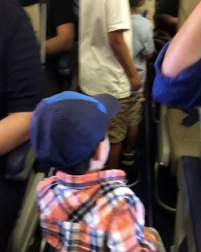 Regardez le comportement incroyable de cet enfant qui checke tous les passagers d'un avion lors de l'embarquement !