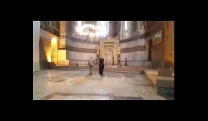 Ayasofya’nın içinde aniden namaza durdular