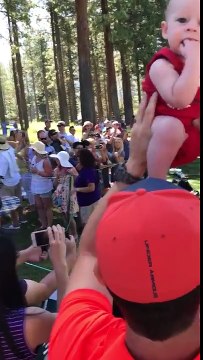 Justin Timberlake porte un bébé en rejouant la scène du Roi Lion