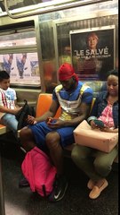 Habillé en Super Saiyan il résout un Rubik's Cube dans le métro.. NORMAL