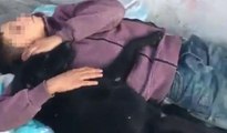 Köpekle birlikte uyuyan çocuk herkesi duygulandırdı