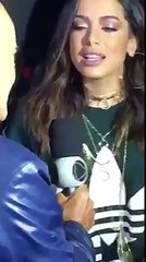 Entrevistador ignora Pabllo Vittar e Anitta chama sua atenção.