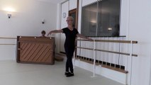 La Libre vous fait découvrir la danse classique avec Maï Vanhout, directrice de l'école Balletomania: Enchaînement à la barre