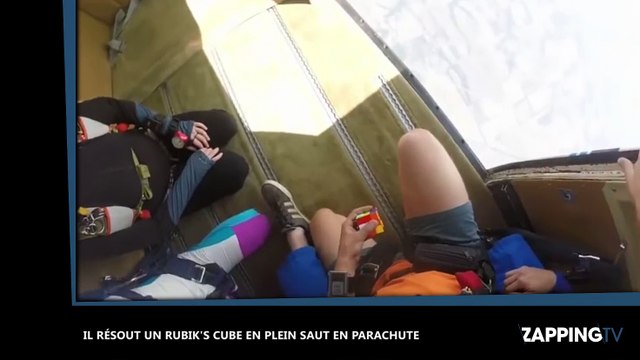 Un homme résout un Rubik’s Cube en plein saut en parachute (vidéo)