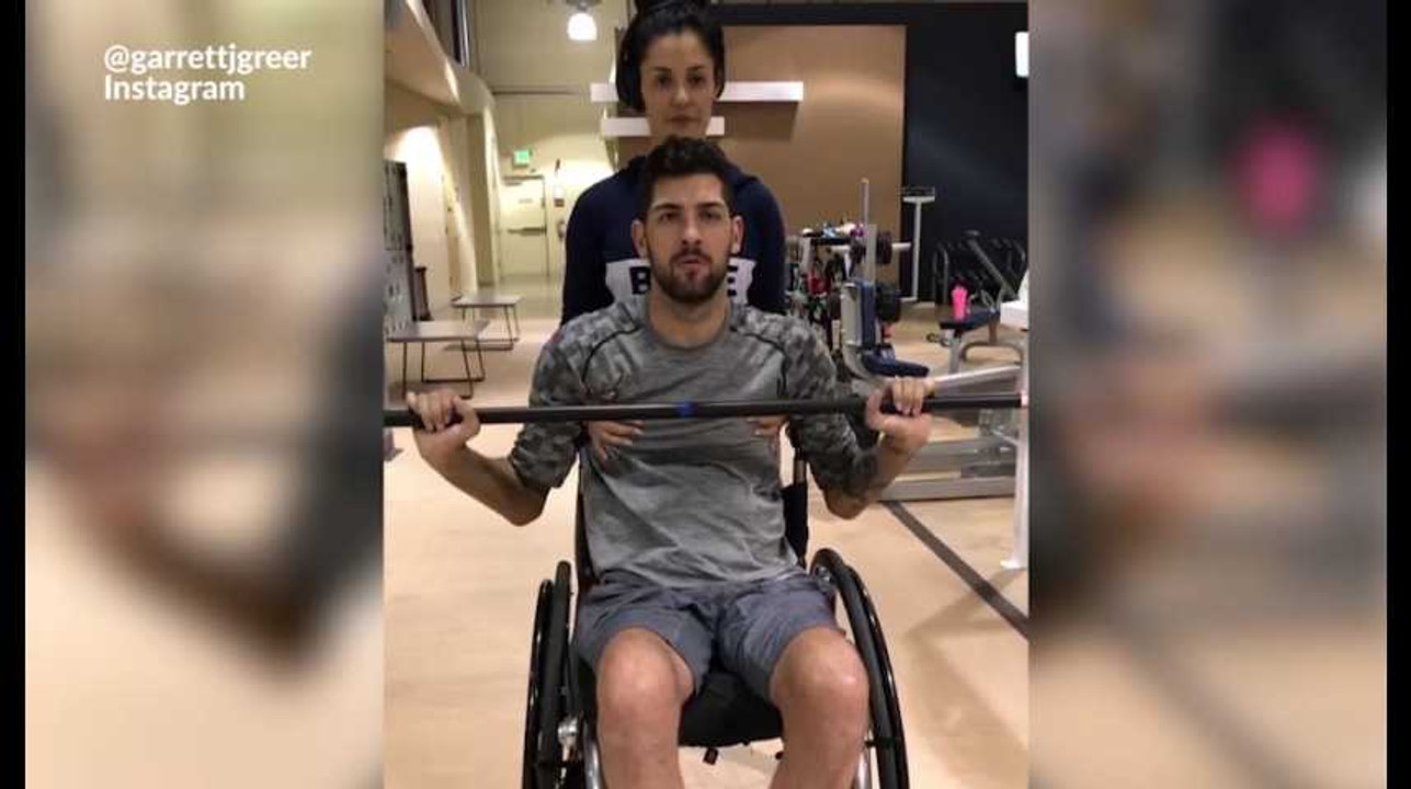 Il est en fauteuil, elle est pro du fitness, ils font du sport ensemble