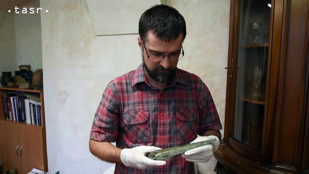TRNAVA: Pamiatkar M. Sládok: Nálezca našiel bronzovú čepeľ, tzv. dýku na palici
