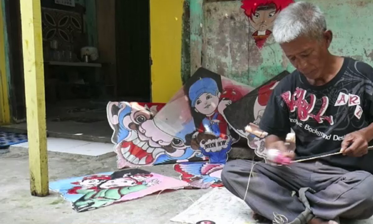 Perajin Ini Tuangkan Hobi Melukis di Atas Layang-layang