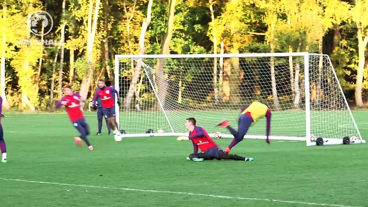 Rashford, Lingard & Walcott test goalkeepers Heaton & Pickford | Inside Training