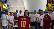 Roma, Efsane Futbolcuları Totti'nin Son Maçtaki Formasını Uzaya Gönderdi
