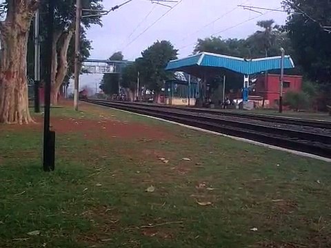 Gangasagar Express passing Paraj Station.3gp