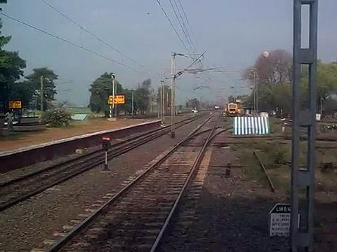 RAJA BABU - 2302 Dn NDLS- HWH Rajdhani Express flying past Galsi.3gp