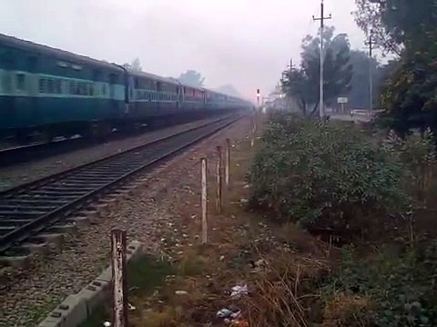 Krishak Express to Manduadih departing Gorakhpur bang on time.3gp
