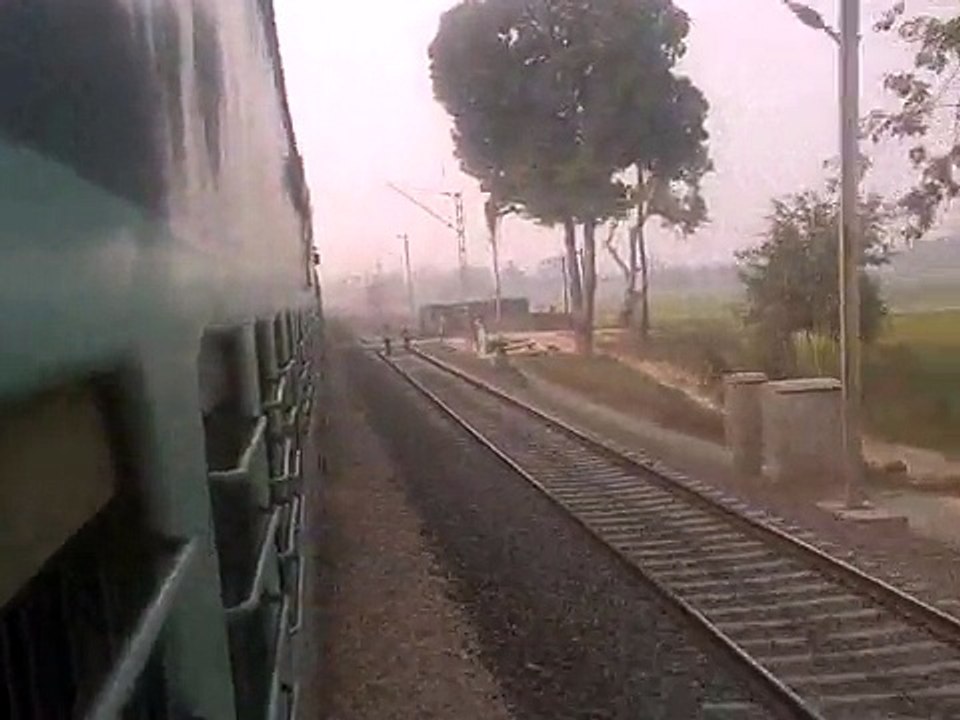 3019 Up Bagh Express passing Pachrukhi station before Siwan Jn..3gp