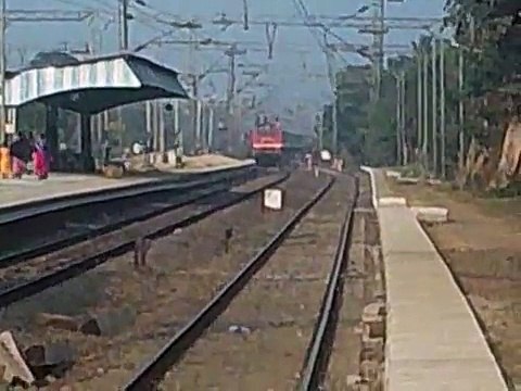 Coromandel Express passing Nalpur station