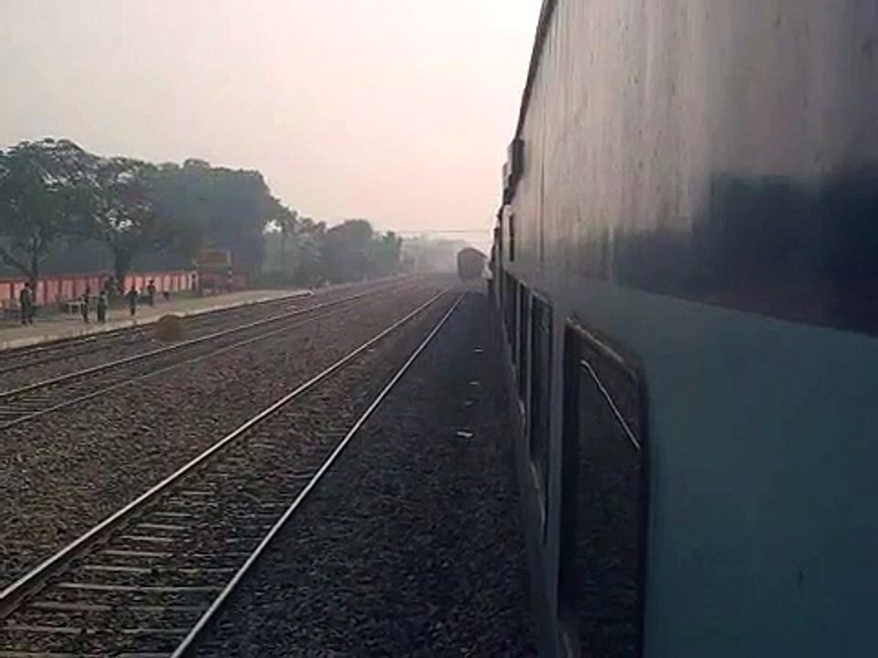 Bihar Sampark Kranti Express overtaking 3019 Bagh Express at Dholi station.3gp