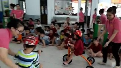 Buổi sáng cuối tuần của các con thật vui.